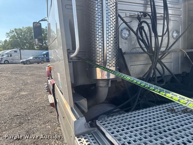 image for item FB5733 2007 Volvo VN semi truck