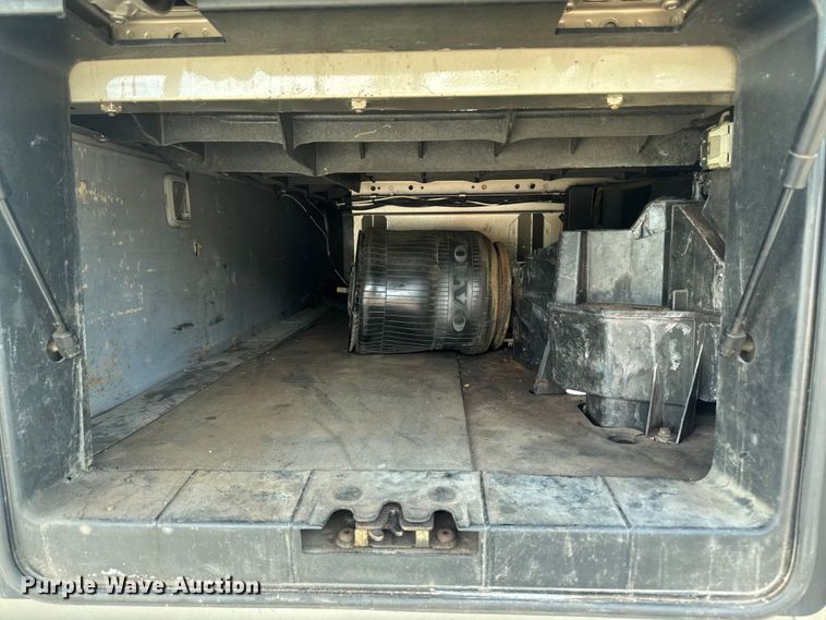 image for item FB5733 2007 Volvo VN semi truck