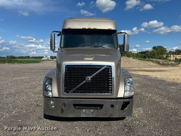 image for item FB5733 2007 Volvo VN semi truck