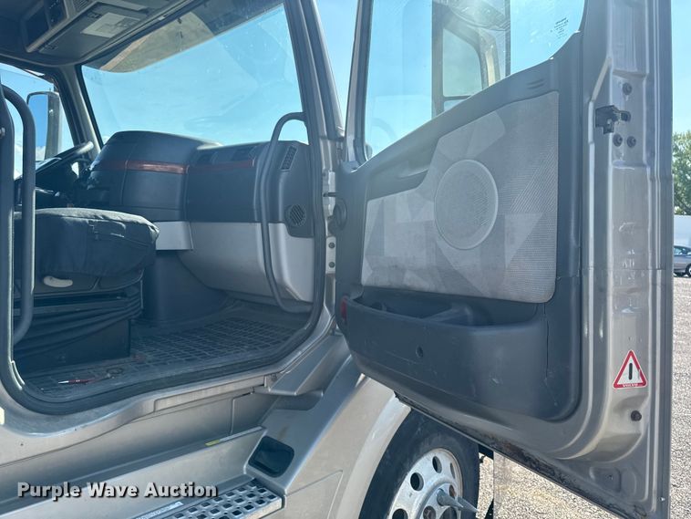 image for item FB5733 2007 Volvo VN semi truck