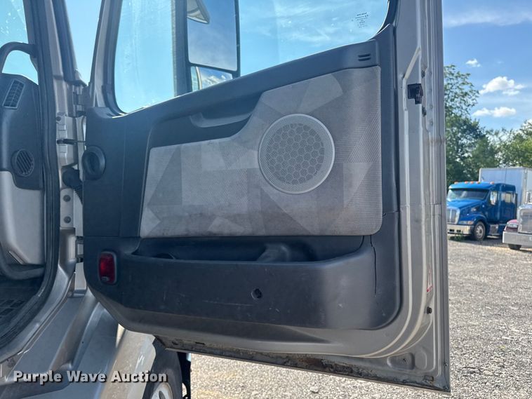 image for item FB5733 2007 Volvo VN semi truck
