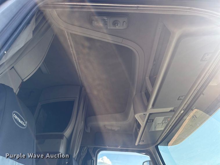 image for item FB5733 2007 Volvo VN semi truck