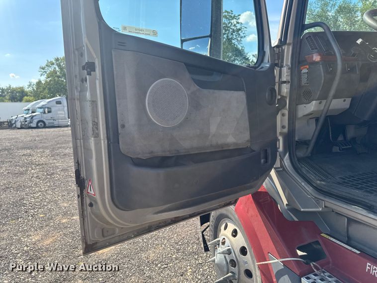 image for item FB5733 2007 Volvo VN semi truck