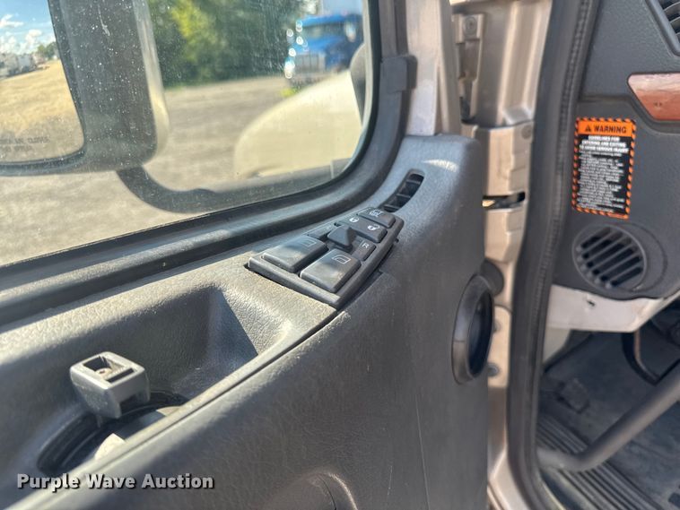 image for item FB5733 2007 Volvo VN semi truck