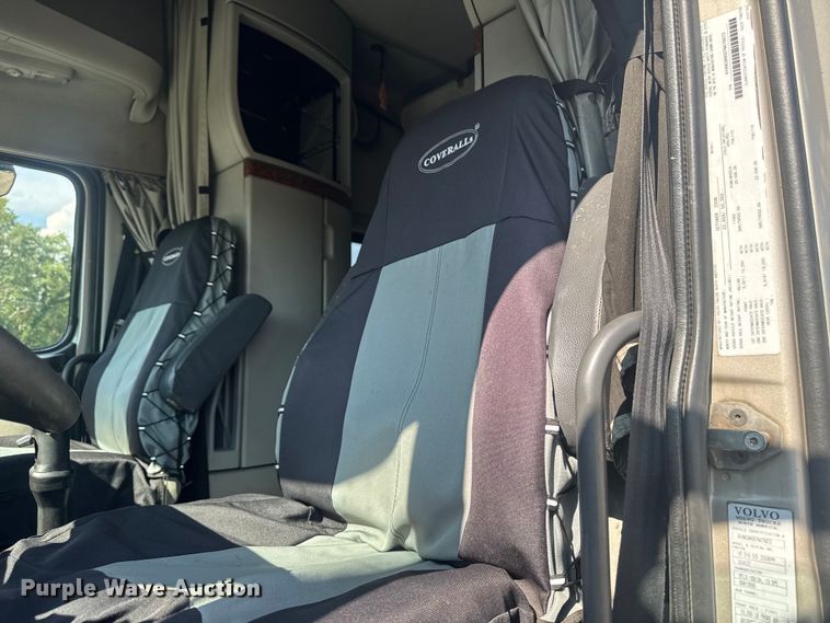 image for item FB5733 2007 Volvo VN semi truck