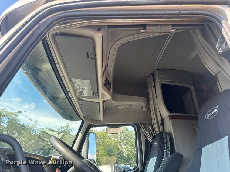 image for item FB5733 2007 Volvo VN semi truck