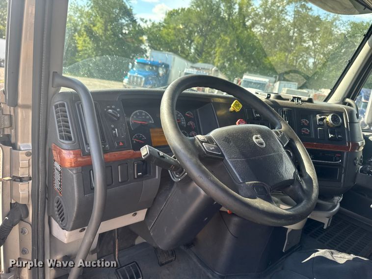 image for item FB5733 2007 Volvo VN semi truck