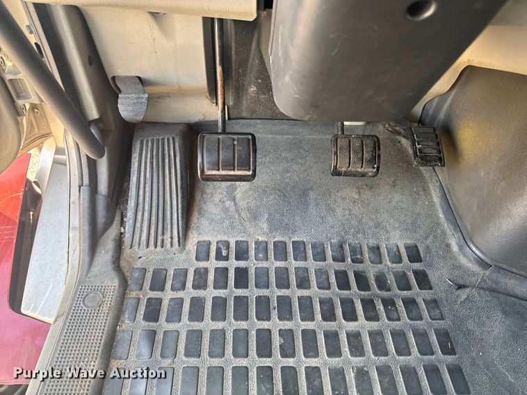 image for item FB5733 2007 Volvo VN semi truck