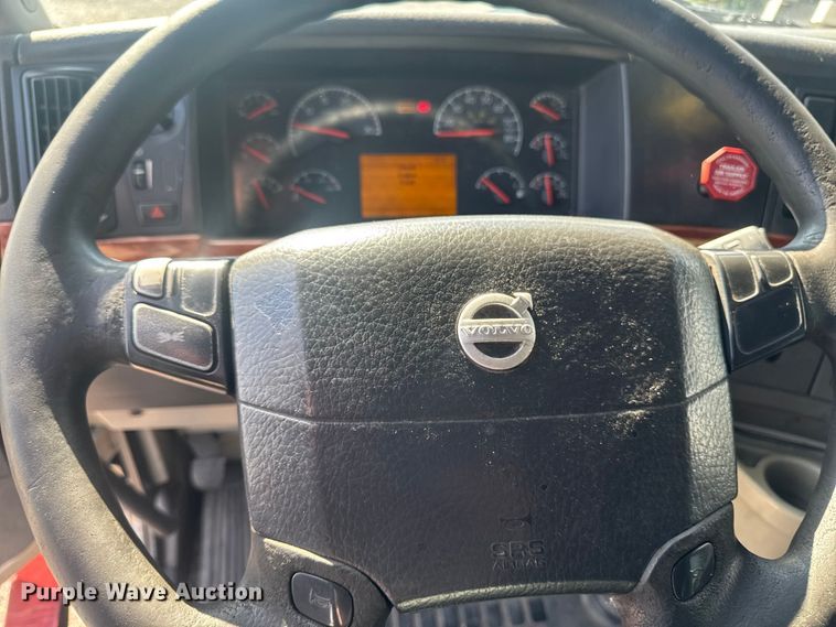 image for item FB5733 2007 Volvo VN semi truck