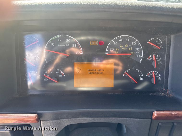 image for item FB5733 2007 Volvo VN semi truck