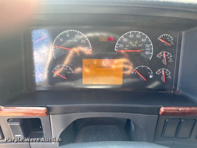 image for item FB5733 2007 Volvo VN semi truck