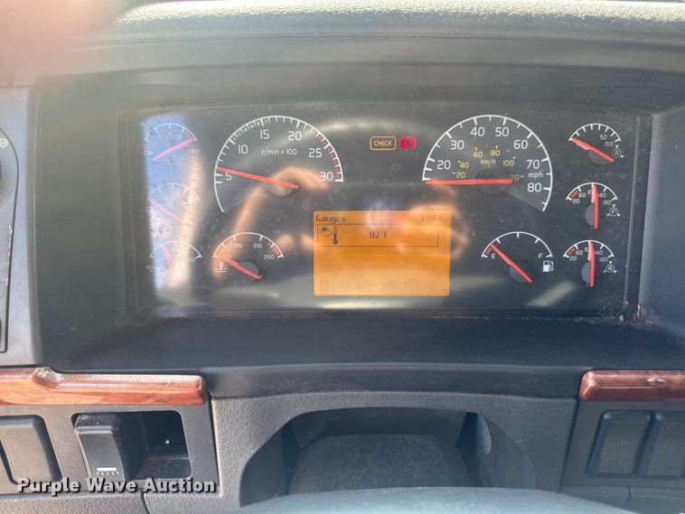 image for item FB5733 2007 Volvo VN semi truck