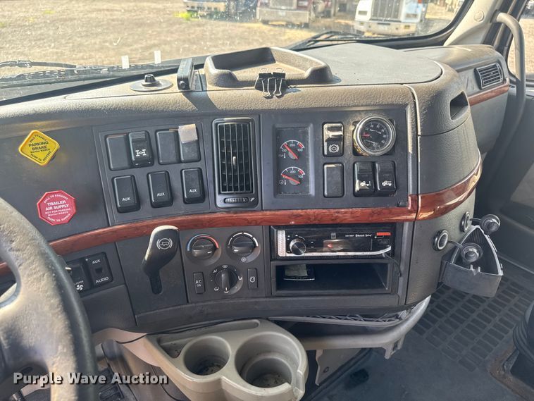image for item FB5733 2007 Volvo VN semi truck