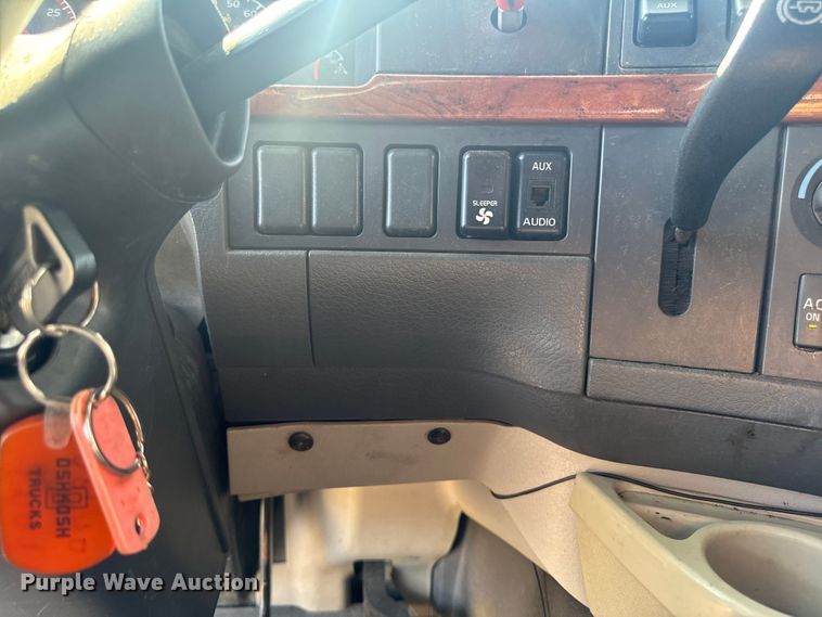 image for item FB5733 2007 Volvo VN semi truck
