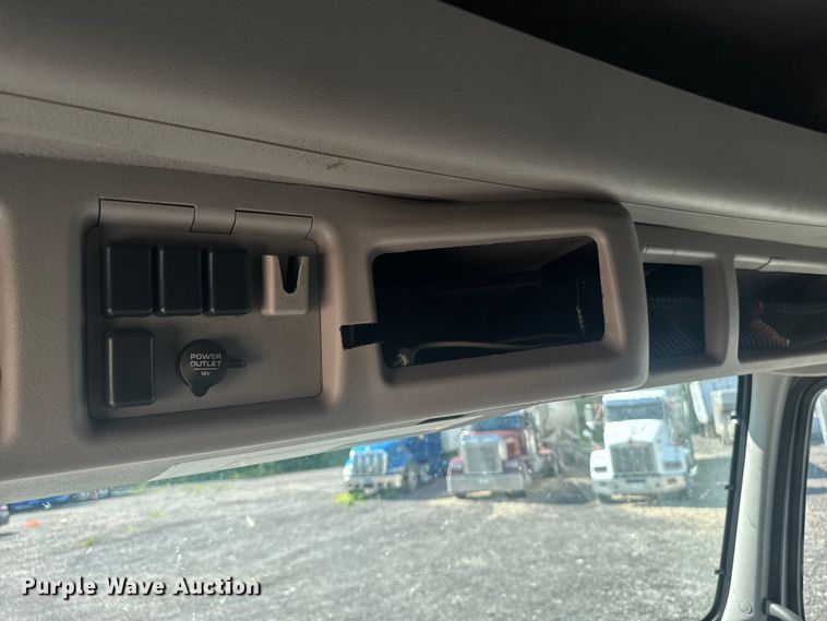image for item FB5733 2007 Volvo VN semi truck