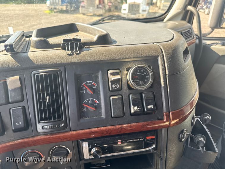 image for item FB5733 2007 Volvo VN semi truck