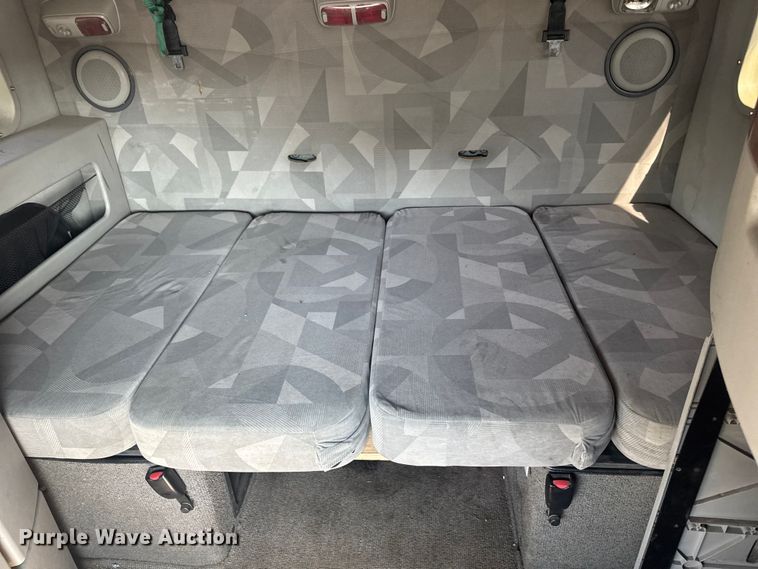 image for item FB5733 2007 Volvo VN semi truck