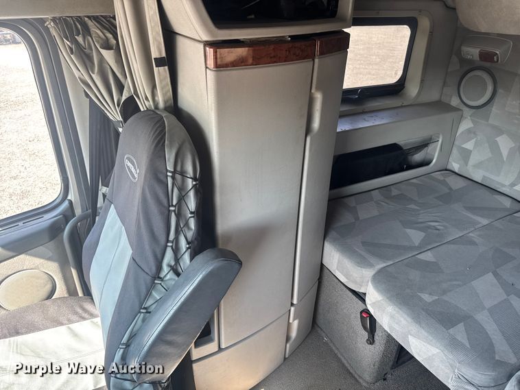 image for item FB5733 2007 Volvo VN semi truck