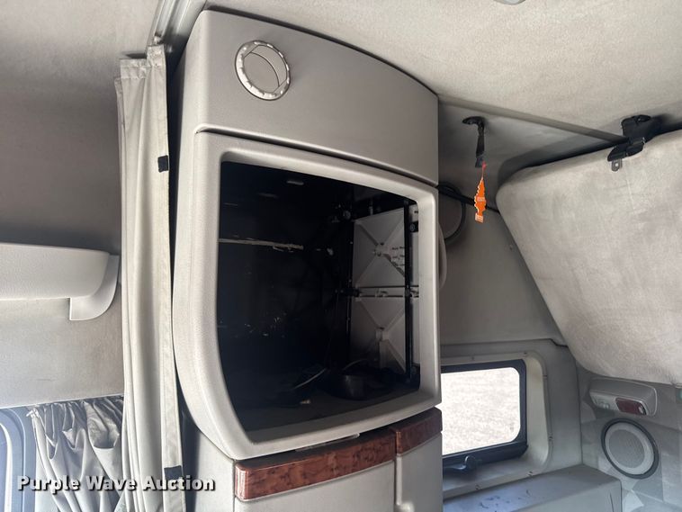 image for item FB5733 2007 Volvo VN semi truck