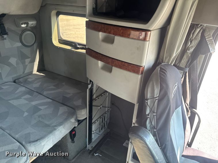 image for item FB5733 2007 Volvo VN semi truck