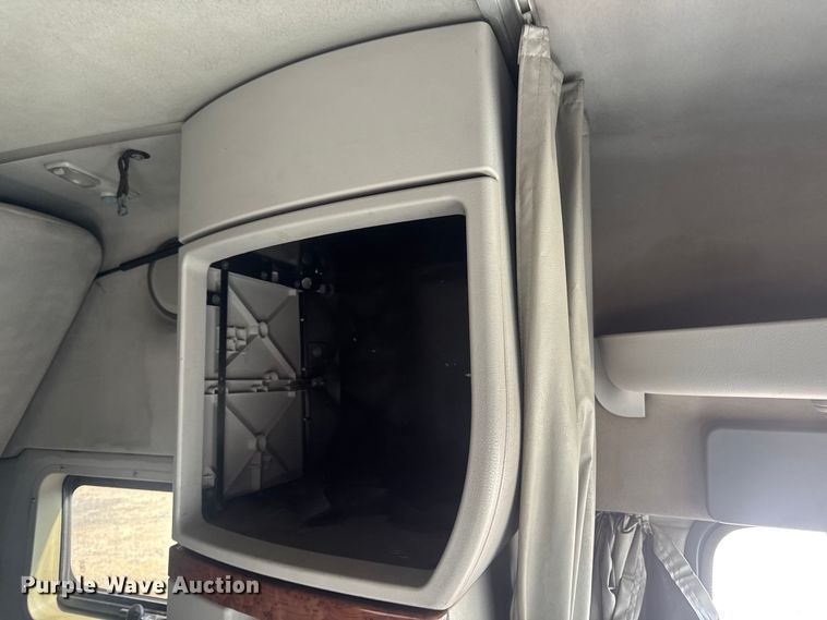 image for item FB5733 2007 Volvo VN semi truck