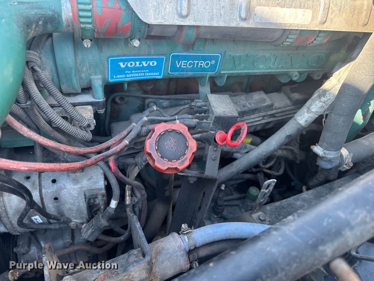 image for item FB5733 2007 Volvo VN semi truck