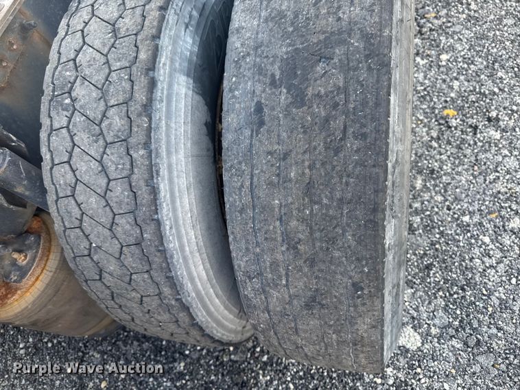 image for item FB5733 2007 Volvo VN semi truck