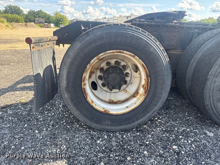 image for item FB5733 2007 Volvo VN semi truck