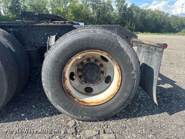 image for item FB5733 2007 Volvo VN semi truck