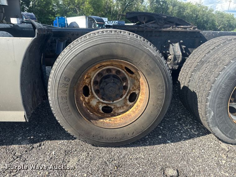image for item FB5733 2007 Volvo VN semi truck