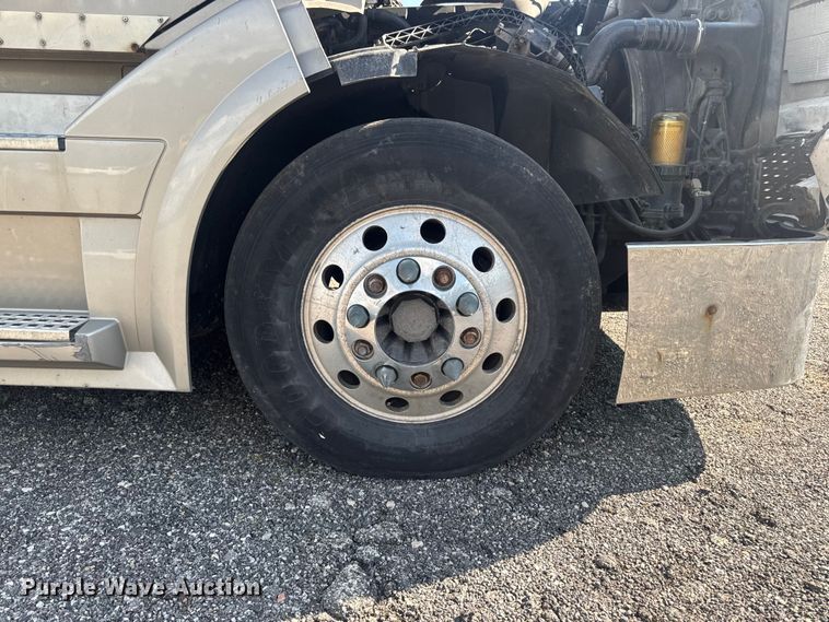 image for item FB5733 2007 Volvo VN semi truck