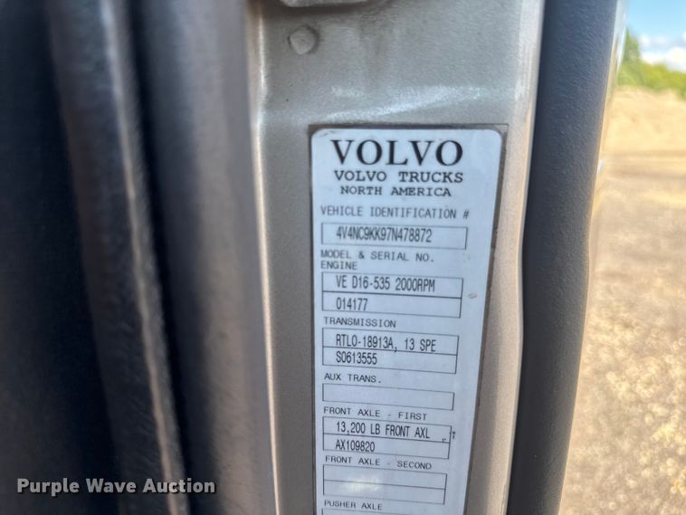 image for item FB5733 2007 Volvo VN semi truck