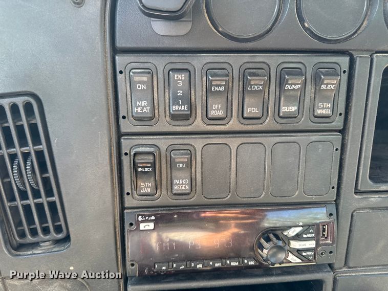 image for item FB5747 2015 International Prostar 122 semi truck