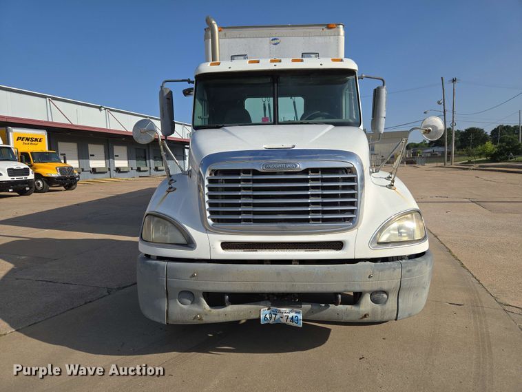 image for item FC0984 2003 Freightliner Columbia semi truck