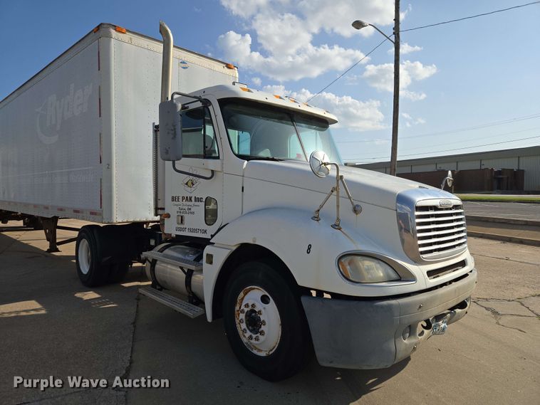 image for item FC0984 2003 Freightliner Columbia semi truck