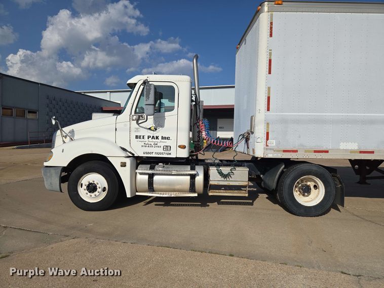 image for item FC0984 2003 Freightliner Columbia semi truck