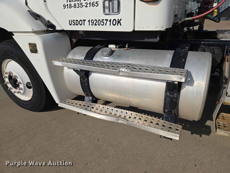 image for item FC0984 2003 Freightliner Columbia semi truck