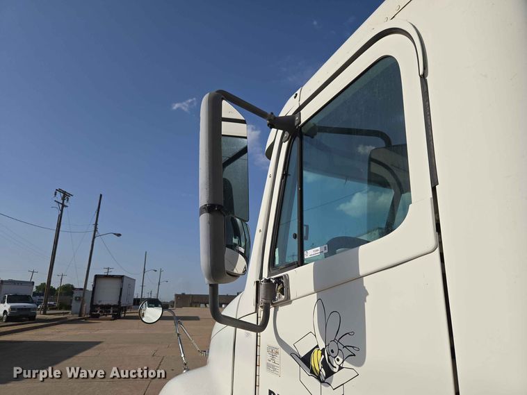 image for item FC0984 2003 Freightliner Columbia semi truck