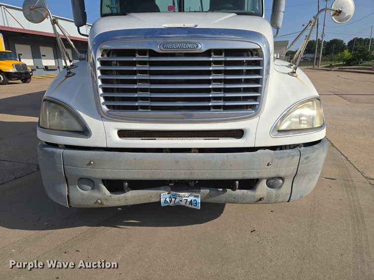 image for item FC0984 2003 Freightliner Columbia semi truck