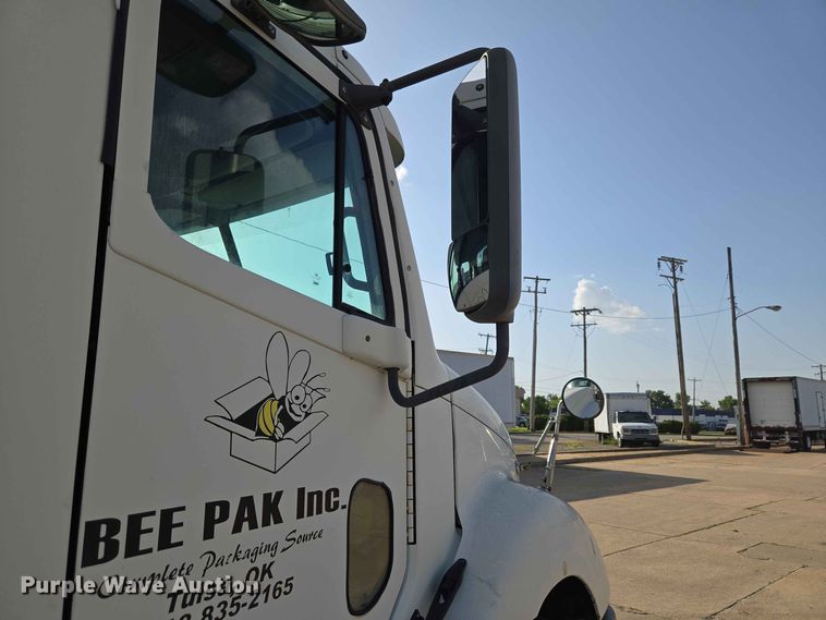 image for item FC0984 2003 Freightliner Columbia semi truck