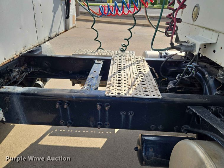 image for item FC0984 2003 Freightliner Columbia semi truck