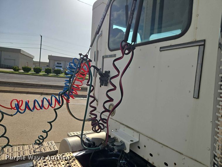 image for item FC0984 2003 Freightliner Columbia semi truck