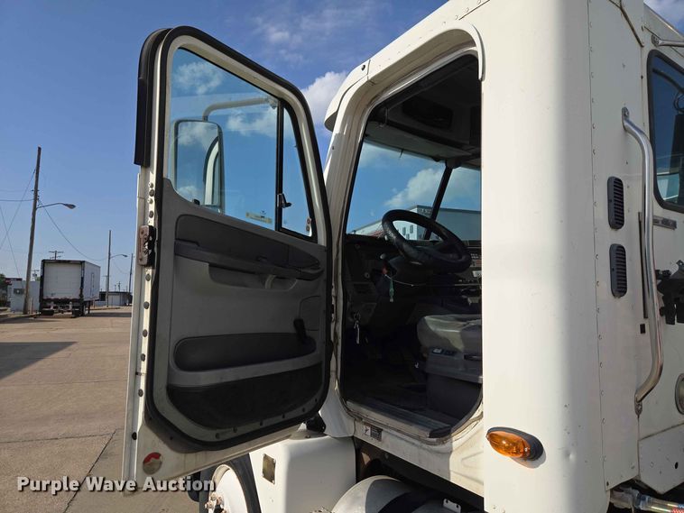 image for item FC0984 2003 Freightliner Columbia semi truck