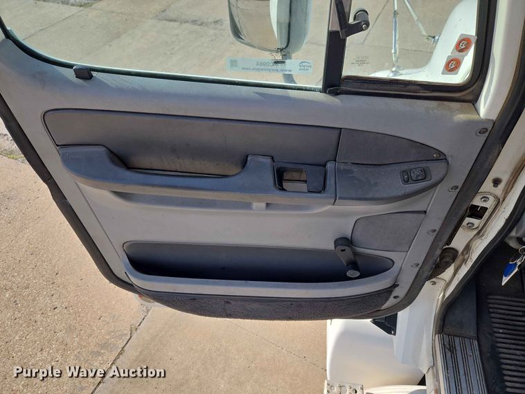 image for item FC0984 2003 Freightliner Columbia semi truck