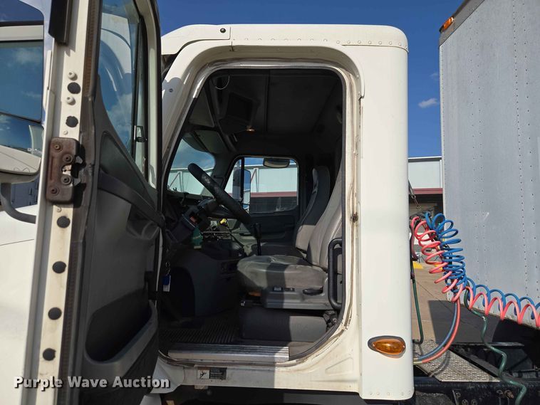 image for item FC0984 2003 Freightliner Columbia semi truck