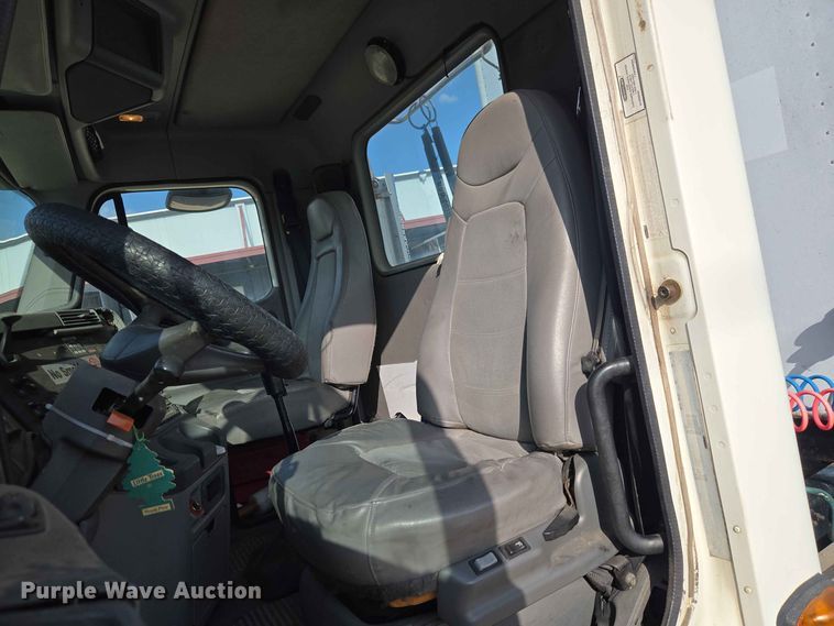 image for item FC0984 2003 Freightliner Columbia semi truck
