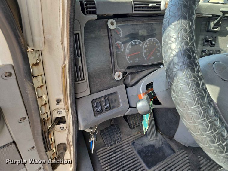 image for item FC0984 2003 Freightliner Columbia semi truck