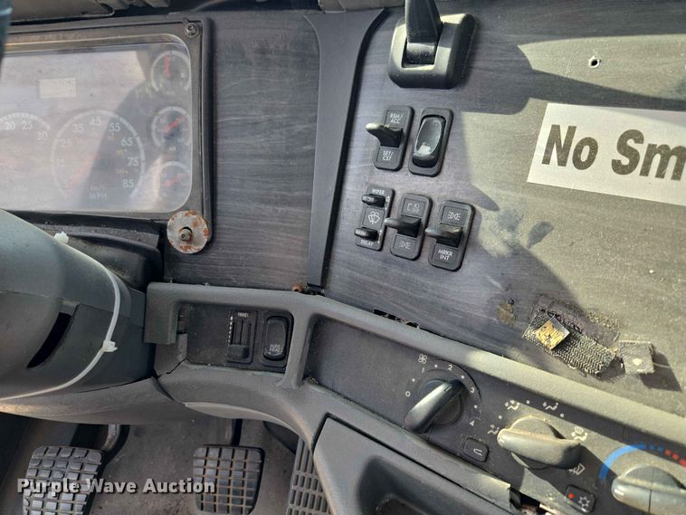 image for item FC0984 2003 Freightliner Columbia semi truck