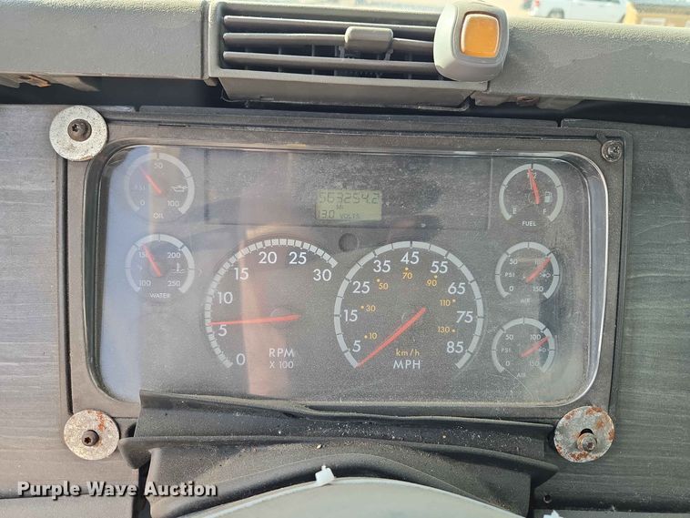 image for item FC0984 2003 Freightliner Columbia semi truck