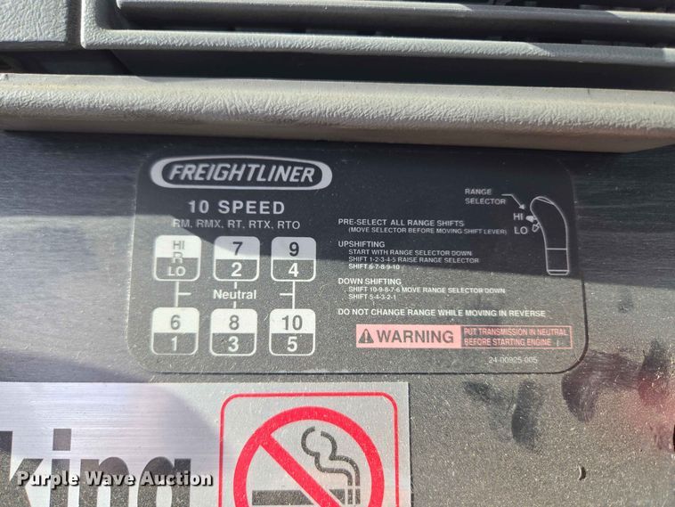 image for item FC0984 2003 Freightliner Columbia semi truck